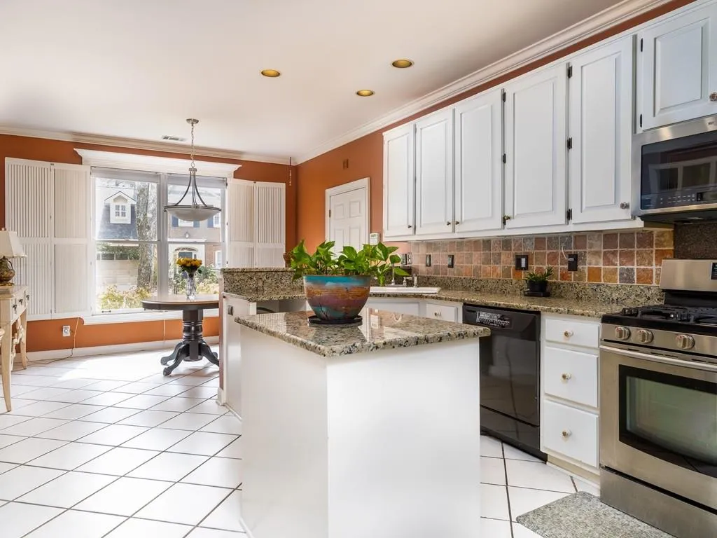 7155 Roswell Road Unit 38, Sandy Springs, Georgia 30328, 3 Bedrooms Bedrooms, ,2 BathroomsBathrooms,Residential,Sold,7155 Roswell Road Unit 38,6859674