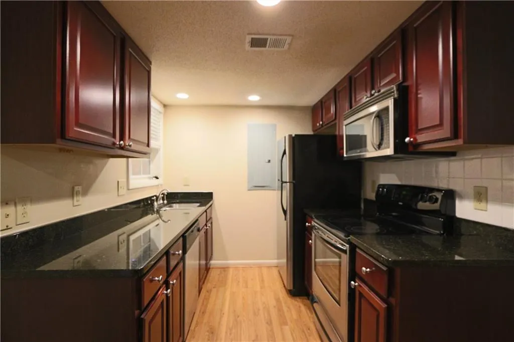 6900 Roswell Road Unit I2, Atlanta, Georgia 30328, 3 Bedrooms Bedrooms, ,2 BathroomsBathrooms,Residential,Sold,6900 Roswell Road Unit I2,5902300