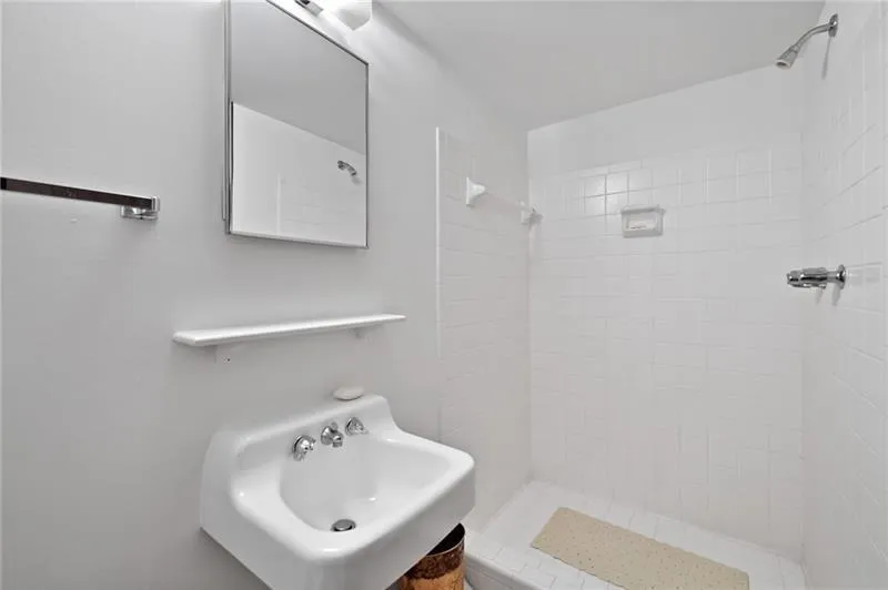 100 River Court Parkway, Sandy Springs, Georgia 30328, 5 Bedrooms Bedrooms, ,4 BathroomsBathrooms,Residential,Sold,100 River Court Parkway,6799376