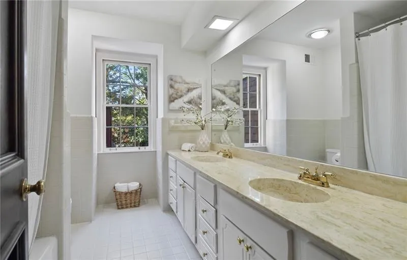 100 River Court Parkway, Sandy Springs, Georgia 30328, 5 Bedrooms Bedrooms, ,4 BathroomsBathrooms,Residential,Sold,100 River Court Parkway,6799376