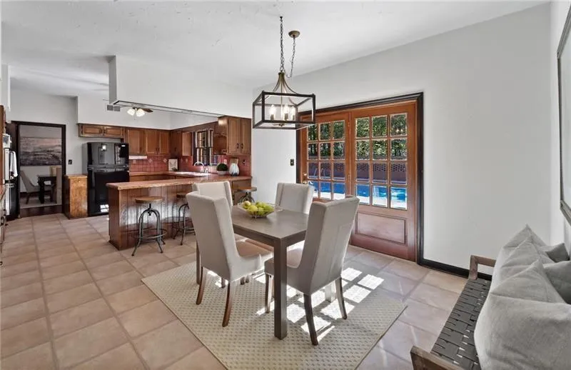 100 River Court Parkway, Sandy Springs, Georgia 30328, 5 Bedrooms Bedrooms, ,4 BathroomsBathrooms,Residential,Sold,100 River Court Parkway,6799376