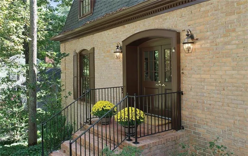 100 River Court Parkway, Sandy Springs, Georgia 30328, 5 Bedrooms Bedrooms, ,4 BathroomsBathrooms,Residential,Sold,100 River Court Parkway,6799376