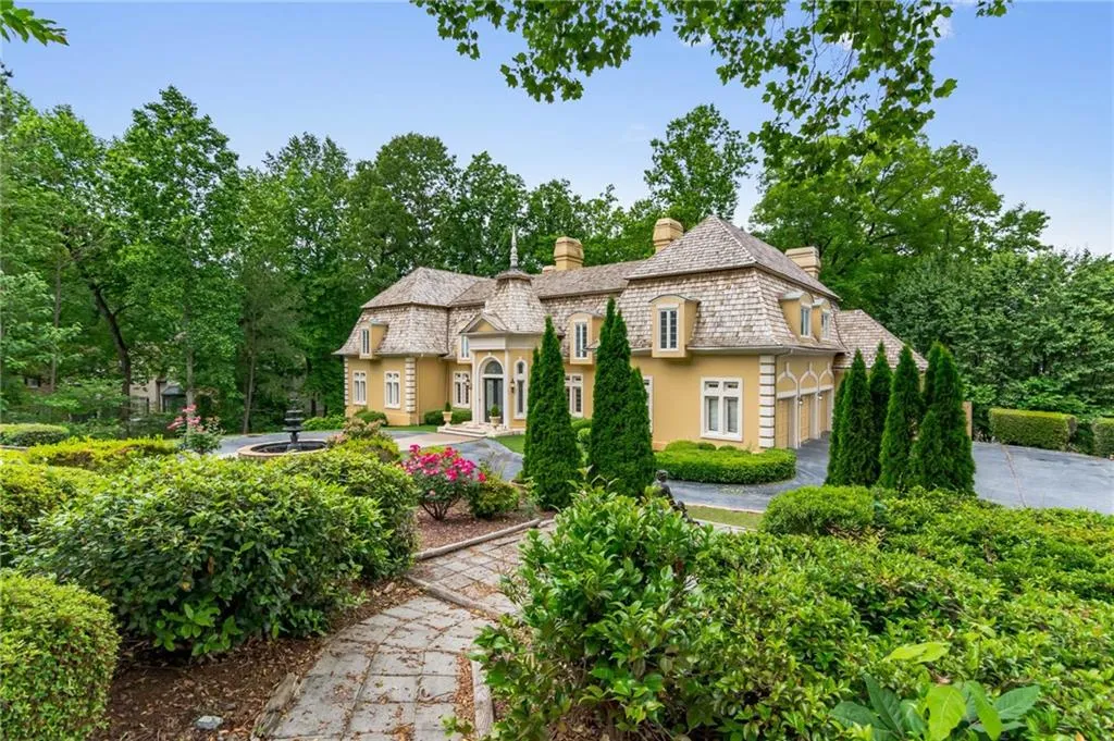 215 Lachaize Circle, Sandy Springs, Georgia 30327, 6 Bedrooms Bedrooms, ,5 BathroomsBathrooms,Residential,Sold,215 Lachaize Circle,6012793