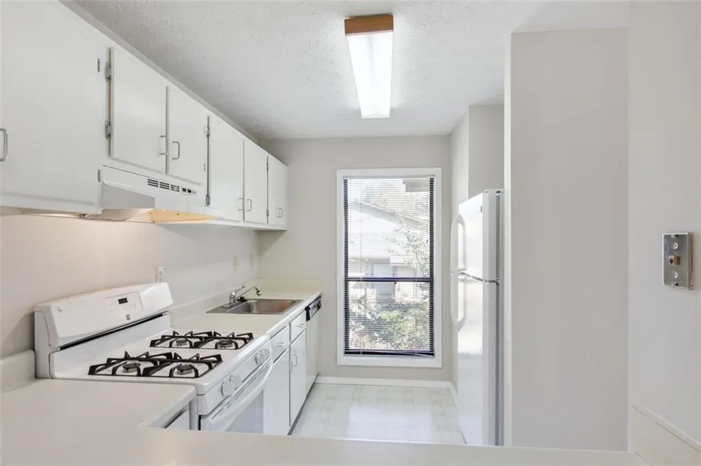 806 Woodcliff Drive, Atlanta, Georgia 30350, 2 Bedrooms Bedrooms, ,1 BathroomBathrooms,Residential,Sold,806 Woodcliff Drive,6958647