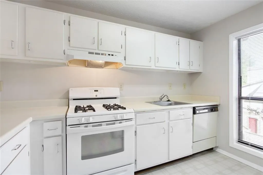 806 Woodcliff Drive, Atlanta, Georgia 30350, 2 Bedrooms Bedrooms, ,1 BathroomBathrooms,Residential,Sold,806 Woodcliff Drive,6958647