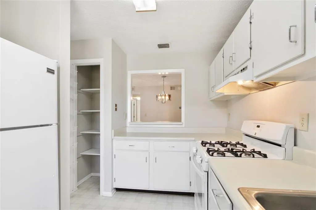 806 Woodcliff Drive, Atlanta, Georgia 30350, 2 Bedrooms Bedrooms, ,1 BathroomBathrooms,Residential,Sold,806 Woodcliff Drive,6958647