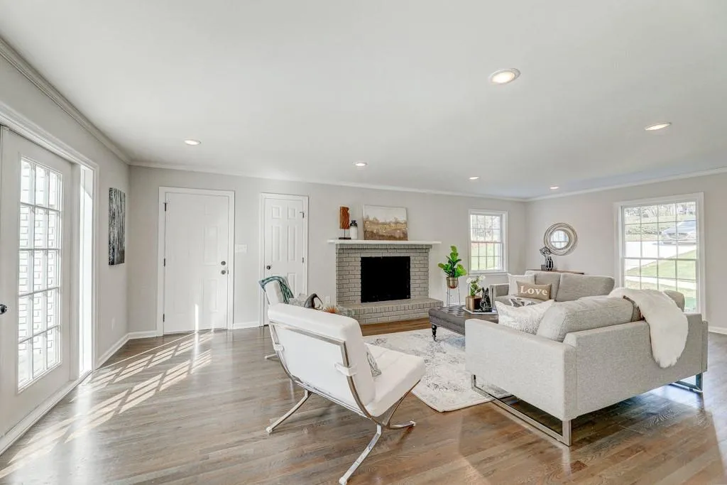 125 W Spalding Drive, Sandy Springs, Georgia 30328, 4 Bedrooms Bedrooms, ,2 BathroomsBathrooms,Residential,Sold,125 W Spalding Drive,6681070