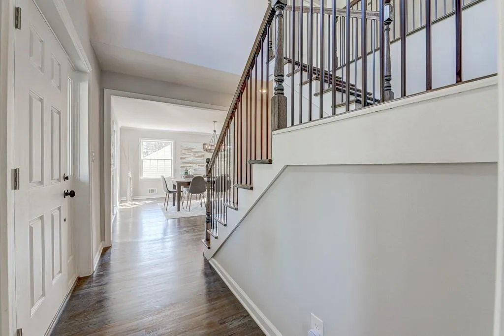 125 W Spalding Drive, Sandy Springs, Georgia 30328, 4 Bedrooms Bedrooms, ,2 BathroomsBathrooms,Residential,Sold,125 W Spalding Drive,6681070