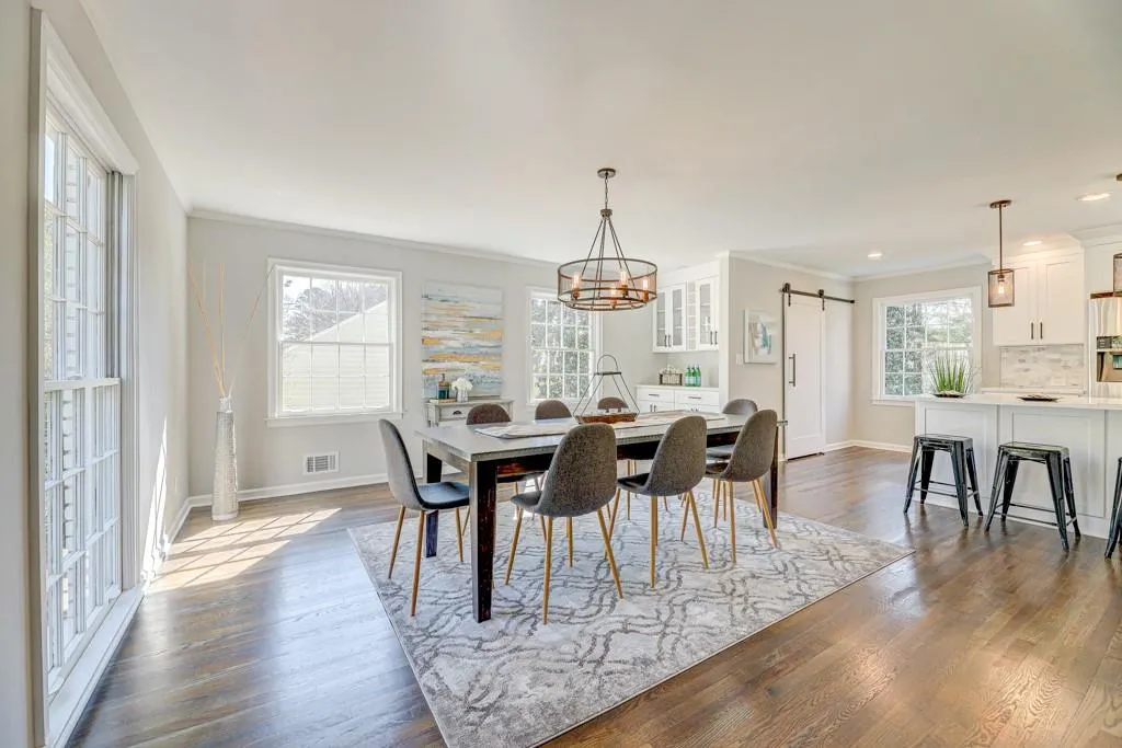 125 W Spalding Drive, Sandy Springs, Georgia 30328, 4 Bedrooms Bedrooms, ,2 BathroomsBathrooms,Residential,Sold,125 W Spalding Drive,6681070