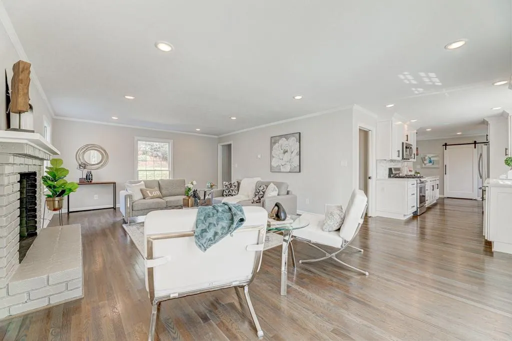 125 W Spalding Drive, Sandy Springs, Georgia 30328, 4 Bedrooms Bedrooms, ,2 BathroomsBathrooms,Residential,Sold,125 W Spalding Drive,6681070