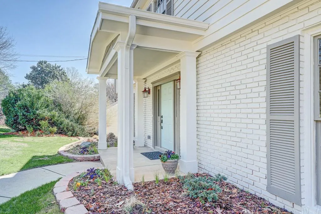 125 W Spalding Drive, Sandy Springs, Georgia 30328, 4 Bedrooms Bedrooms, ,2 BathroomsBathrooms,Residential,Sold,125 W Spalding Drive,6681070