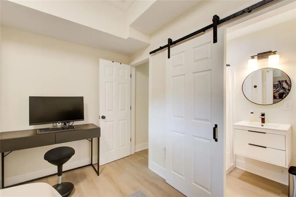 Terrace level bedroom with en-suite bathroom