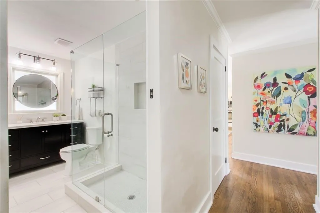 Secondary renovated bathroom in the hall