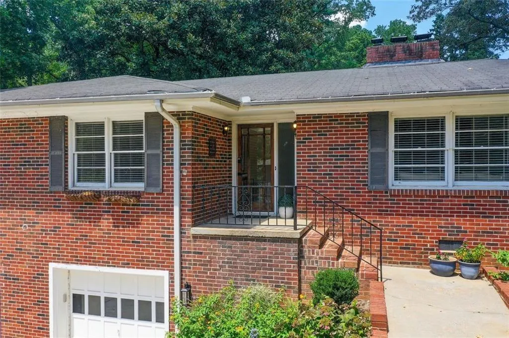 Traditional and 4 sided brick home in the heart of Sandy Springs