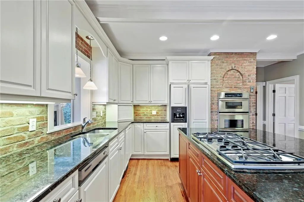 8215 Sullivan Hill Road Road, Sandy Springs, Georgia 30350, 5 Bedrooms Bedrooms, ,4 BathroomsBathrooms,Residential,Sold,8215 Sullivan Hill Road Road,6695608