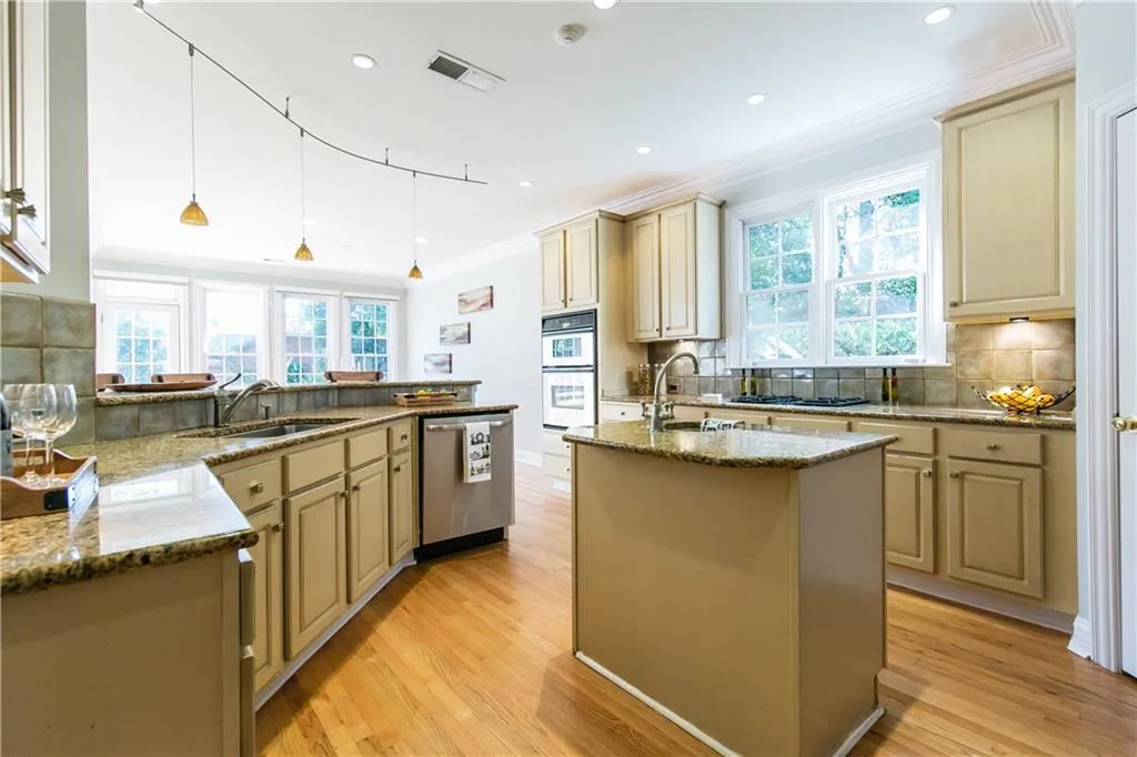 27 Kenmare Hall Ne, Atlanta, Georgia 30324, 5 Bedrooms Bedrooms, ,4 BathroomsBathrooms,Residential,Sold,27 Kenmare Hall Ne,5905107