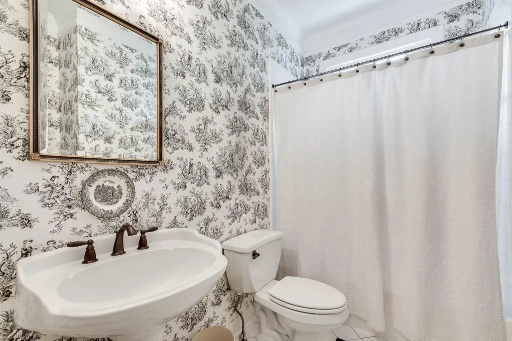 410 Ivy Hall Drive, Sandy Springs, Georgia 30350, 5 Bedrooms Bedrooms, ,5 BathroomsBathrooms,Residential,Sold,410 Ivy Hall Drive,6896017