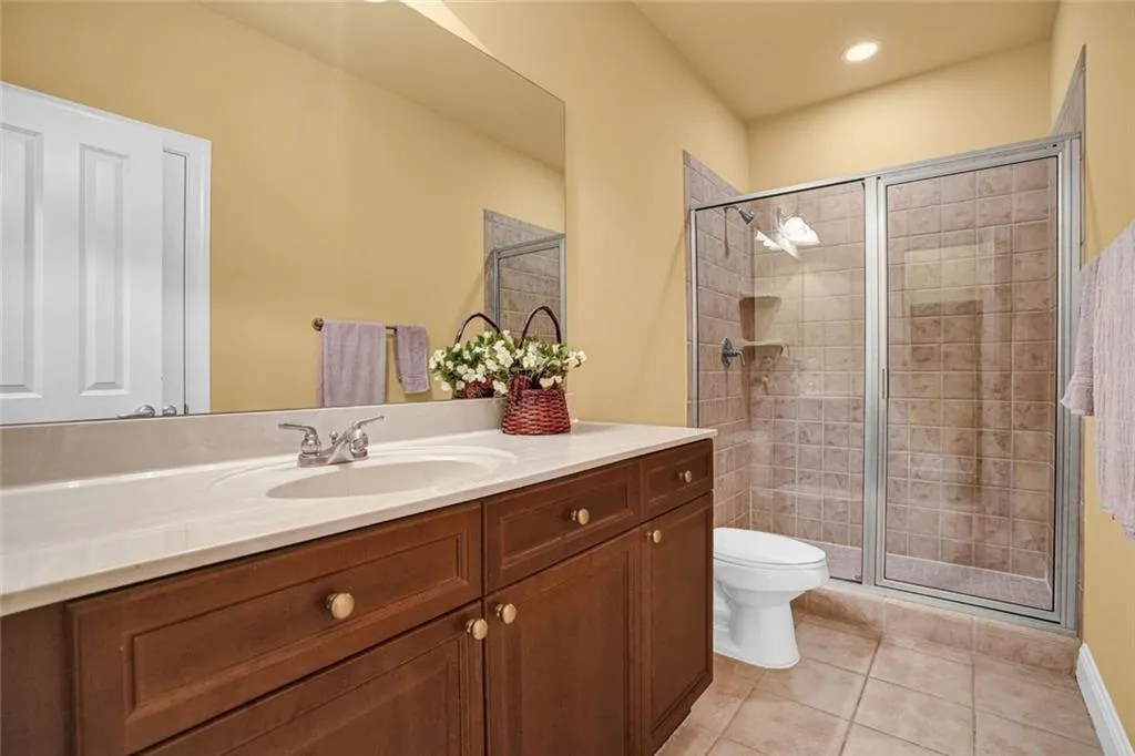 top floor hall bath 3