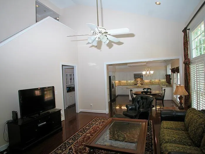 610 Glenridge Close, Atlanta, Georgia 30328, 4 Bedrooms Bedrooms, ,2 BathroomsBathrooms,Residential,Sold,610 Glenridge Close,5535184