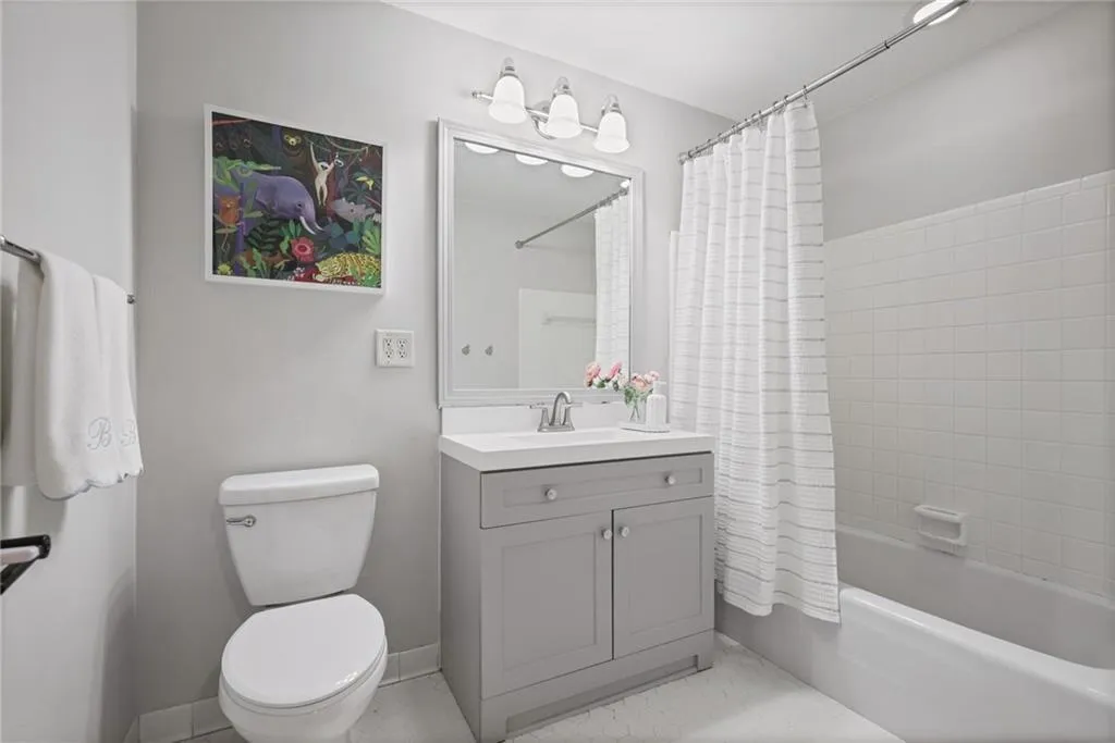 Full bath on 2nd level