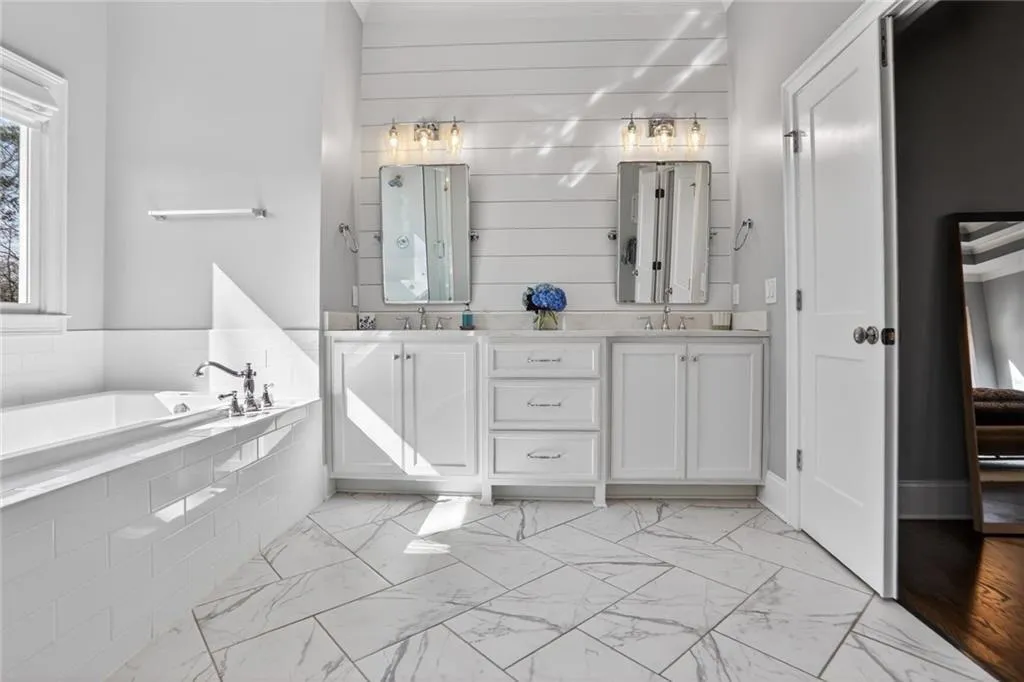 287 Green Hill Road, Atlanta, Georgia 30342, 5 Bedrooms Bedrooms, ,4 BathroomsBathrooms,Residential,For Sale,287 Green Hill Road,7725388