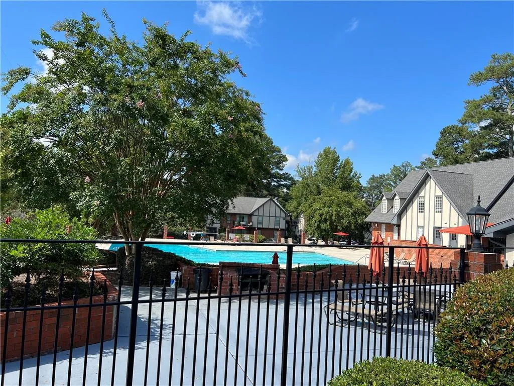 6851 Roswell Road Unit M5, Sandy Springs, Georgia 30328, 3 Bedrooms Bedrooms, ,2 BathroomsBathrooms,Residential,Sold,6851 Roswell Road Unit M5,7120732