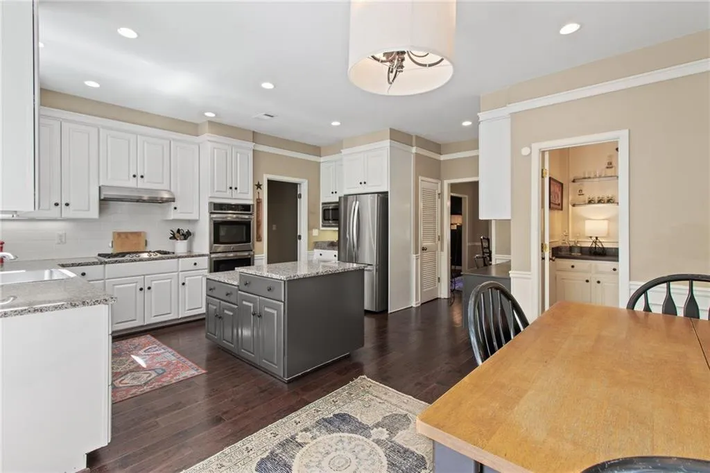 555 Cambridge Way, Atlanta, Georgia 30328, 6 Bedrooms Bedrooms, ,3 BathroomsBathrooms,Residential,Sold,555 Cambridge Way,7361927