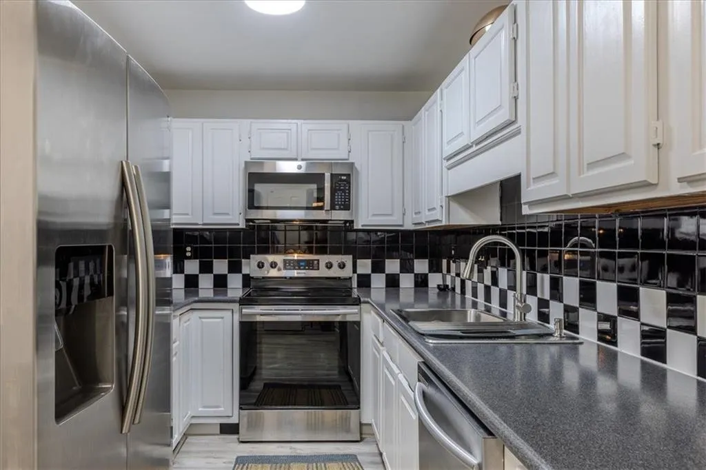 3203 Lenox Road Ne Unit 24, Atlanta, Georgia 30324, 3 Bedrooms Bedrooms, 0 ,2 BathroomsBathrooms,Residential,For Sale,3203 Lenox Road Ne Unit 24,7716388