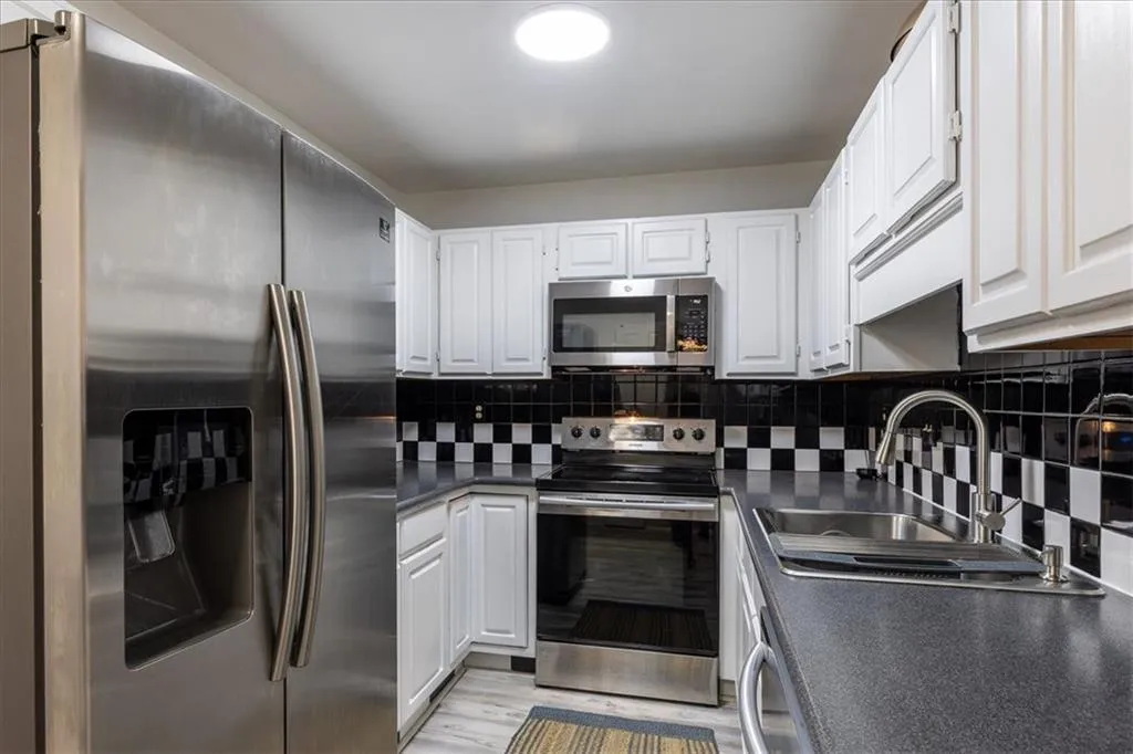 3203 Lenox Road Ne Unit 24, Atlanta, Georgia 30324, 3 Bedrooms Bedrooms, 0 ,2 BathroomsBathrooms,Residential,For Sale,3203 Lenox Road Ne Unit 24,7716388