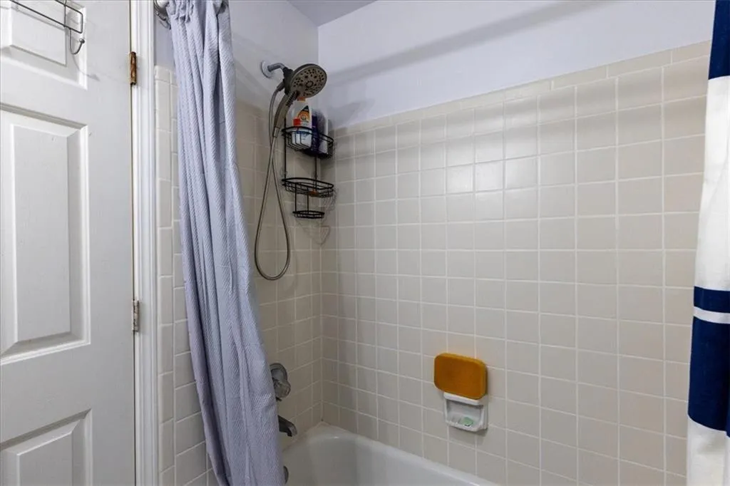 3203 Lenox Road Ne Unit 24, Atlanta, Georgia 30324, 3 Bedrooms Bedrooms, 0 ,2 BathroomsBathrooms,Residential,For Sale,3203 Lenox Road Ne Unit 24,7716388