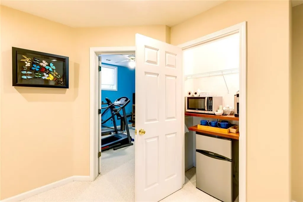 Mini-kitchen/break bar - appliances included!