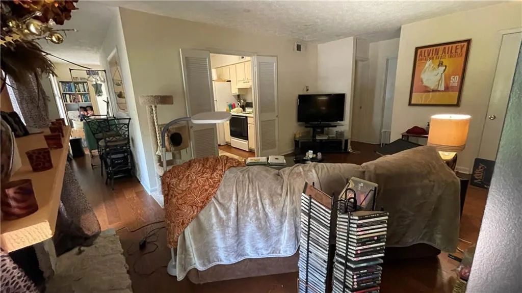 9400 Roberts Drive Unit 6c, Sandy Springs, Georgia 30350, 1 Bedroom Bedrooms, ,1 BathroomBathrooms,Residential,Sold,9400 Roberts Drive Unit 6c,6894592