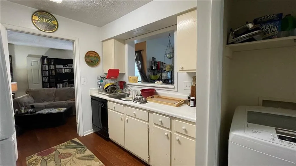 9400 Roberts Drive Unit 6c, Sandy Springs, Georgia 30350, 1 Bedroom Bedrooms, ,1 BathroomBathrooms,Residential,Sold,9400 Roberts Drive Unit 6c,6894592
