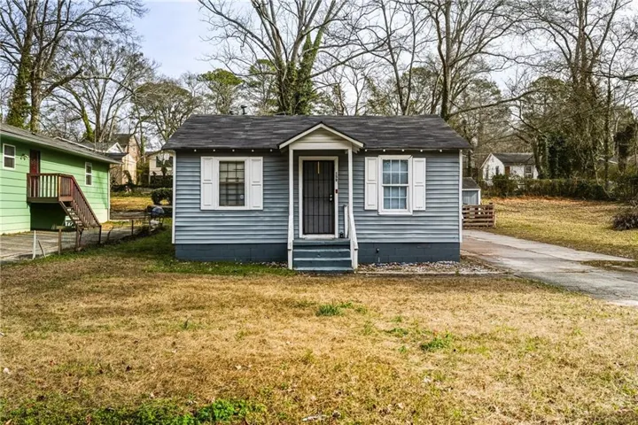 Bungalow with a front yard