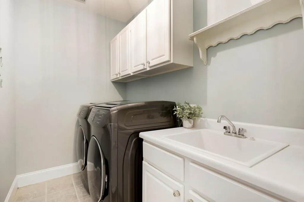 1115 Charles Towne Square, Atlanta, Georgia 30328, 4 Bedrooms Bedrooms, ,3 BathroomsBathrooms,Residential,Sold,1115 Charles Towne Square,6851684