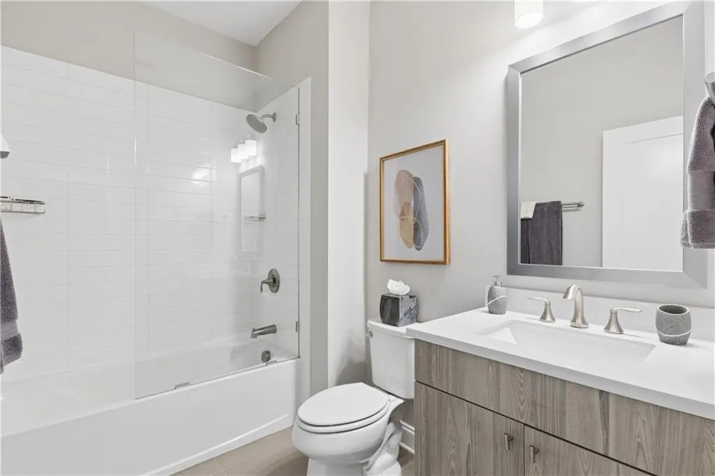 Secondary bedroom bath