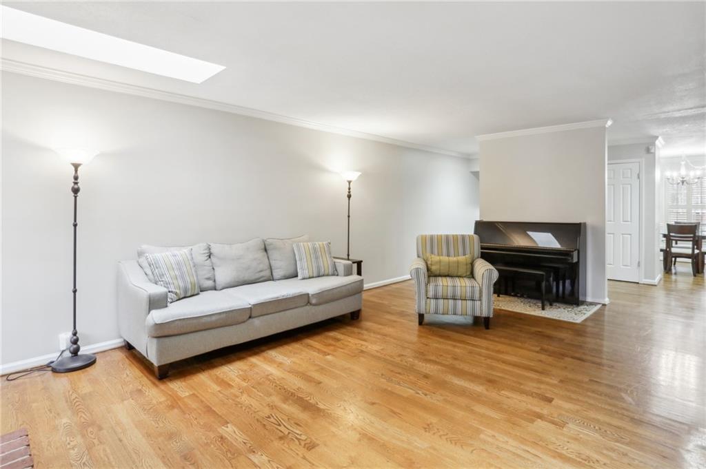 Large great room with fire place.