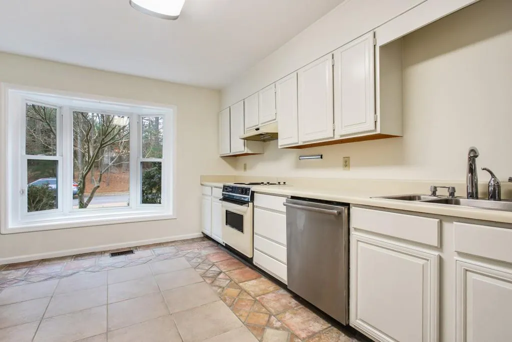 32 Huntington Place Drive, Sandy Springs, Georgia 30350, 3 Bedrooms Bedrooms, ,2 BathroomsBathrooms,Residential,Sold,32 Huntington Place Drive,5793864