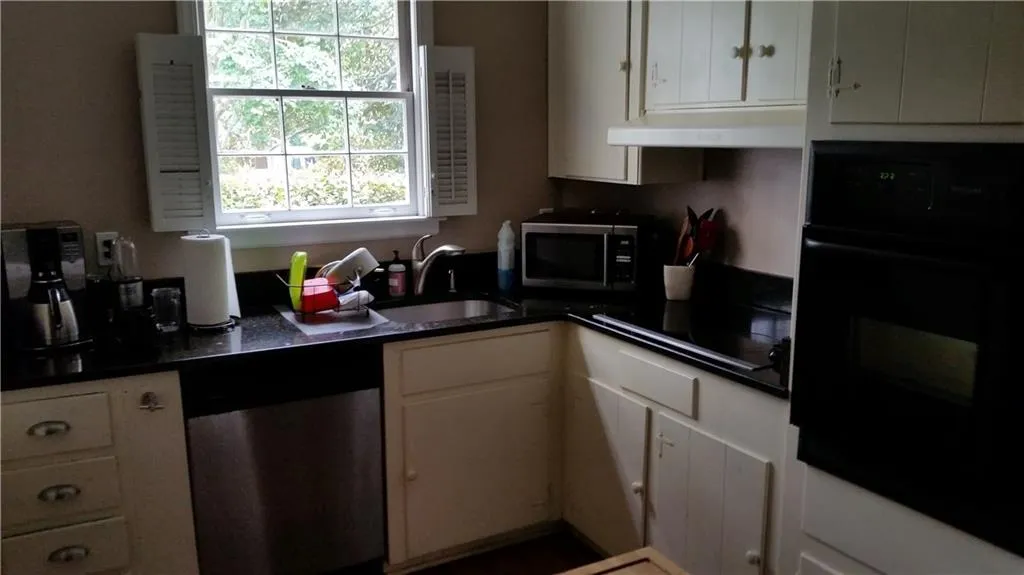 290 Green Hill Road Ne, Sandy Springs, Georgia 30342, 4 Bedrooms Bedrooms, ,3 BathroomsBathrooms,Residential,Sold,290 Green Hill Road Ne,5891069