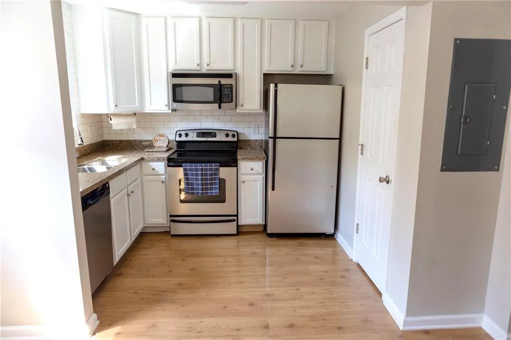 235 Winding River Drive Unit F, Sandy Springs, Georgia 30350, 2 Bedrooms Bedrooms, ,1 BathroomBathrooms,Residential,Sold,235 Winding River Drive Unit F,7110430