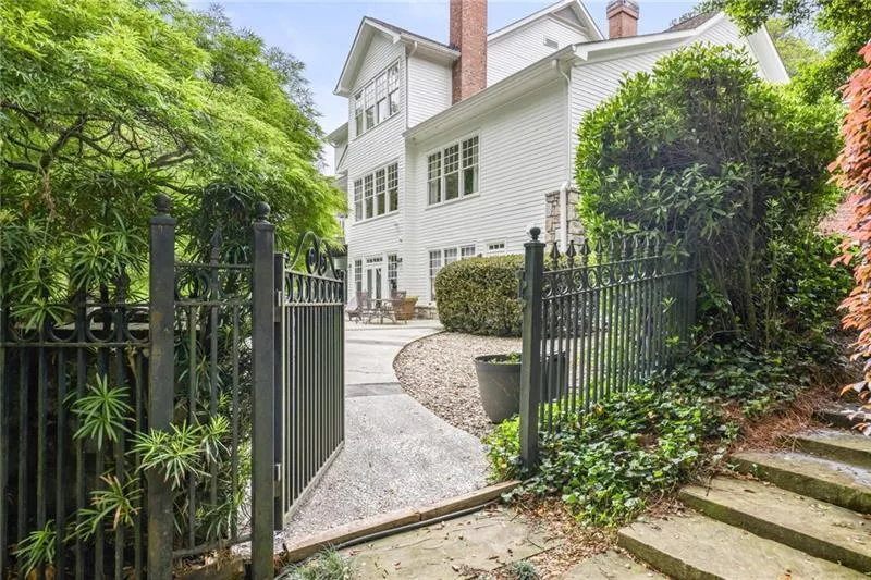 Atlanta, Georgia 30342, 5 Bedrooms Bedrooms, ,6 BathroomsBathrooms,Residential,For Sale,7598581