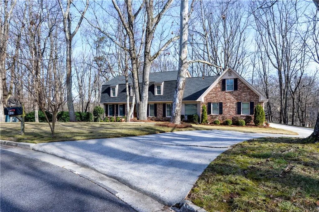 225 Hunters Point, Sandy Springs, Georgia 30328, 4 Bedrooms Bedrooms, ,3 BathroomsBathrooms,Residential,Sold,225 Hunters Point,5945083
