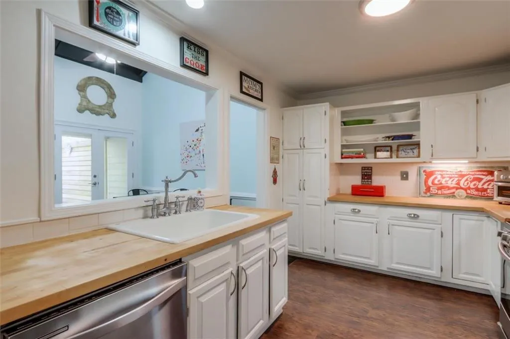 300 Brantley Road, Sandy Springs, Georgia 30350, 4 Bedrooms Bedrooms, ,3 BathroomsBathrooms,Residential,Sold,300 Brantley Road,6806244