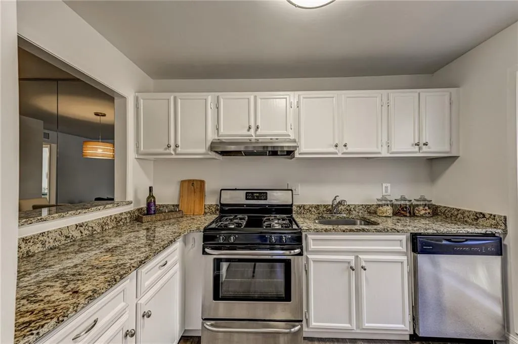 806 River Run Drive, Sandy Springs, Georgia 30350, 2 Bedrooms Bedrooms, ,1 BathroomBathrooms,Residential,Sold,806 River Run Drive,6995013