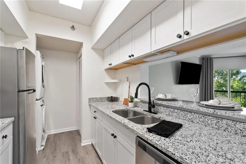 1 Biscayne Drive Nw Unit 704, Atlanta, Georgia 30309, 1 Bedroom Bedrooms, ,1 BathroomBathrooms,Residential,For Sale,1 Biscayne Drive Nw Unit 704,7609091