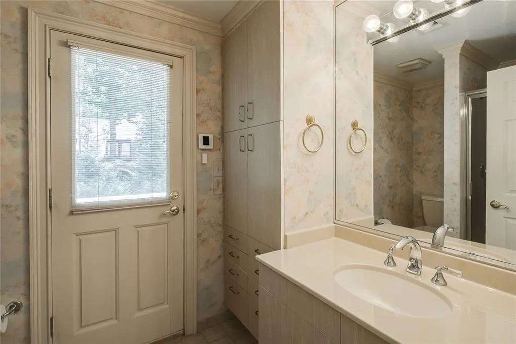 1639 Spalding Drive, Sandy Springs, Georgia 30350, 5 Bedrooms Bedrooms, ,5 BathroomsBathrooms,Residential,Sold,1639 Spalding Drive,6947074