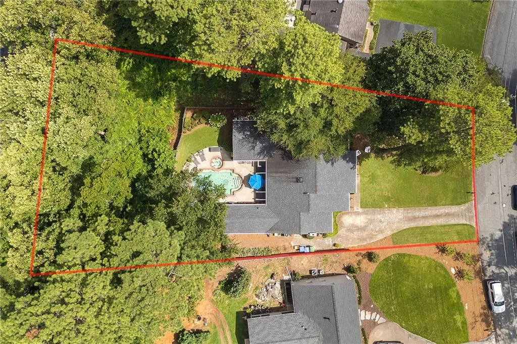 Property lines shown on the photo are approximate and for illustrative purposes only