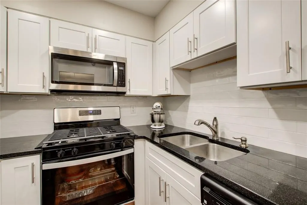 2479 Peachtree Road Ne Unit 304, Atlanta, Georgia 30305, 1 Bedroom Bedrooms, ,1 BathroomBathrooms,Residential,For Sale,2479 Peachtree Road Ne Unit 304,7624138