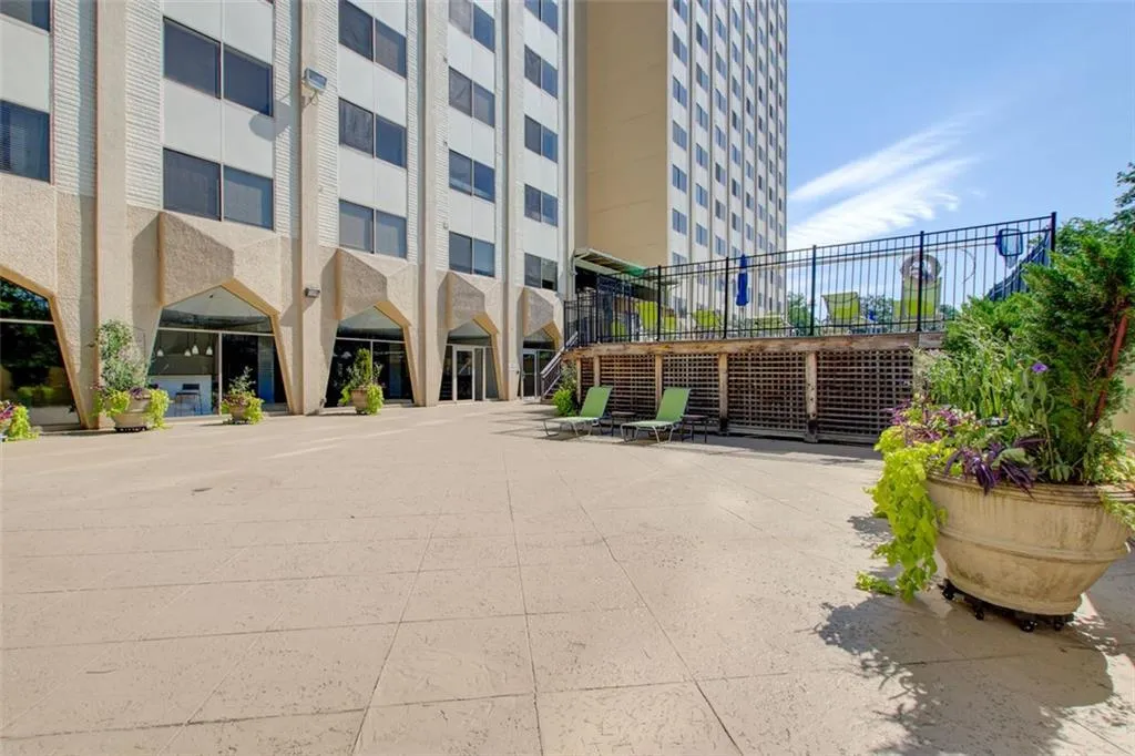 2479 Peachtree Road Ne Unit 304, Atlanta, Georgia 30305, 1 Bedroom Bedrooms, ,1 BathroomBathrooms,Residential,For Sale,2479 Peachtree Road Ne Unit 304,7624138
