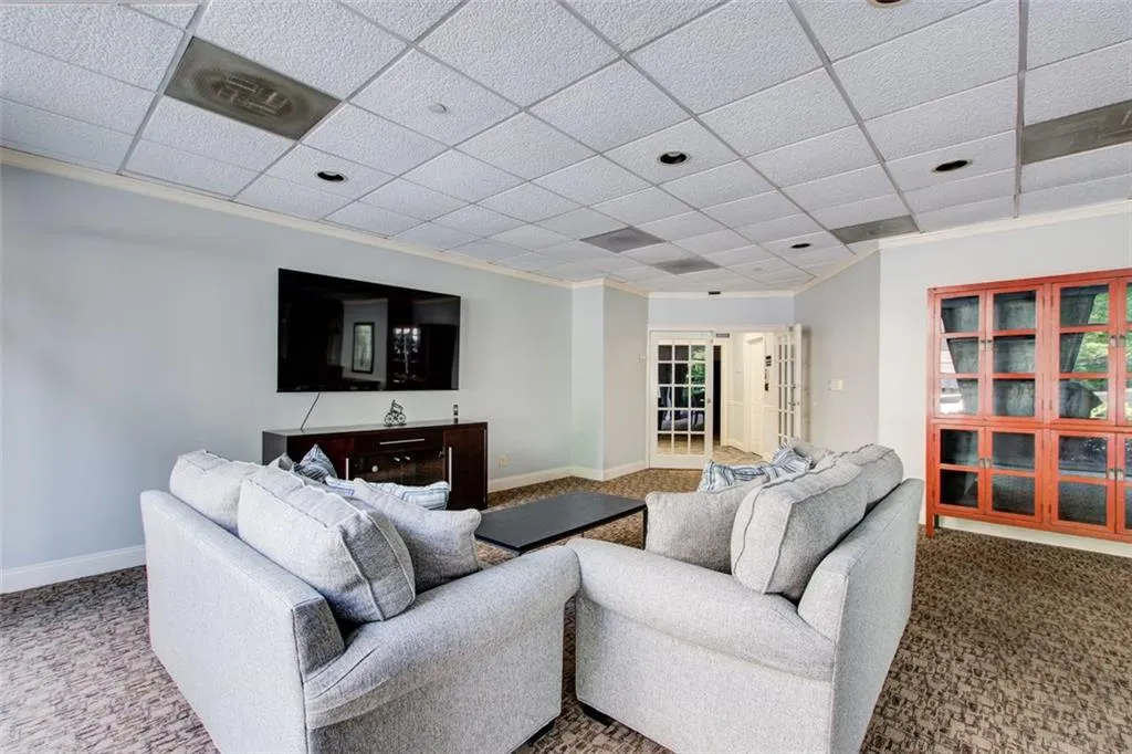 2479 Peachtree Road Ne Unit 304, Atlanta, Georgia 30305, 1 Bedroom Bedrooms, ,1 BathroomBathrooms,Residential,For Sale,2479 Peachtree Road Ne Unit 304,7624138